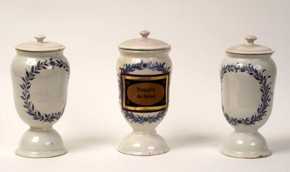 Vue d'ensemble de trois pots à pharmacie. © Région Bourgogne-Franche-Comté, Inventaire du patrimoine Vue d'ensemble de trois pots à pharmacie. © Région Bourgogne-Franche-Comté, Inventaire du patrimoine