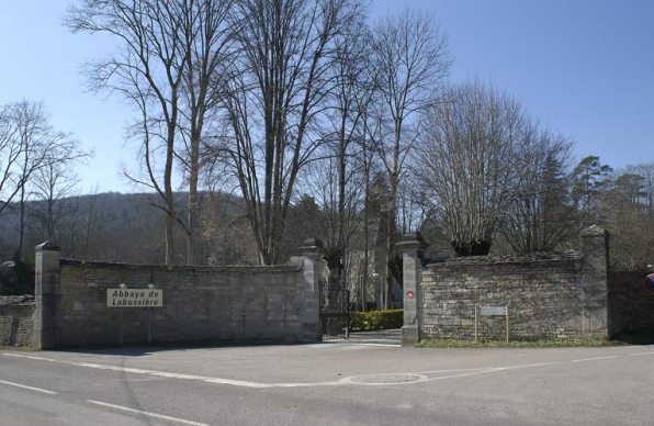 Entrée est de l'abbaye : portail. © Région Bourgogne-Franche-Comté, Inventaire du patrimoine Entrée est de l'abbaye : portail. © Région Bourgogne-Franche-Comté, Inventaire du patrimoine