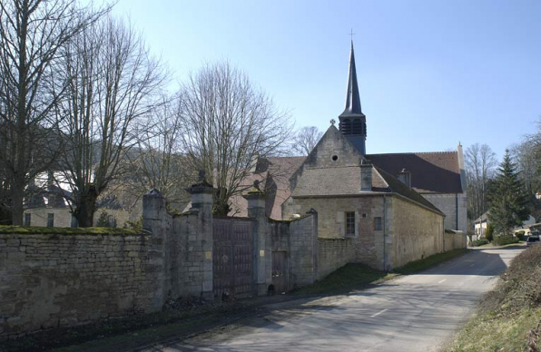 Mur de clôture nord et portail. © Région Bourgogne-Franche-Comté, Inventaire du patrimoine