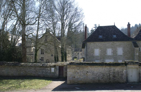 Maison construite à l'emplacement de l'aile occidentale et, à l'arrière-plan, bâtiment du réfectoire (vue prise depuis la rue, au nord). © Région Bourgogne-Franche-Comté, Inventaire du patrimoine