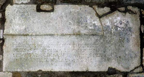 Ancienne église abbatiale, devenue paroissiale : linteau de l'ancienne porte latérale droite, inscription gravée. © Région Bourgogne-Franche-Comté, Inventaire du patrimoine Ancienne église abbatiale, devenue paroissiale : linteau de l'ancienne porte latérale droite, inscription gravée. © Région Bourgogne-Franche-Comté, Inventaire du patrimoine