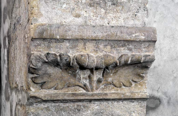 Chapelle dite des fondateurs : imposte à décor de feuilles de chêne. © Région Bourgogne-Franche-Comté, Inventaire du patrimoine
