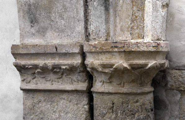 Chapelle dite des fondateurs : imposte et chapiteau à décor de feuilles de vigne et feuilles de lierre. © Région Bourgogne-Franche-Comté, Inventaire du patrimoine Chapelle dite des fondateurs : imposte et chapiteau à décor de feuilles de vigne et feuilles de lierre. © Région Bourgogne-Franche-Comté, Inventaire du patrimoine