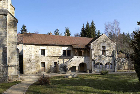 Corps de bâtiment à l'est du chevet de l'église, en bordure de rue. © Région Bourgogne-Franche-Comté, Inventaire du patrimoine Corps de bâtiment à l'est du chevet de l'église, en bordure de rue. © Région Bourgogne-Franche-Comté, Inventaire du patrimoine