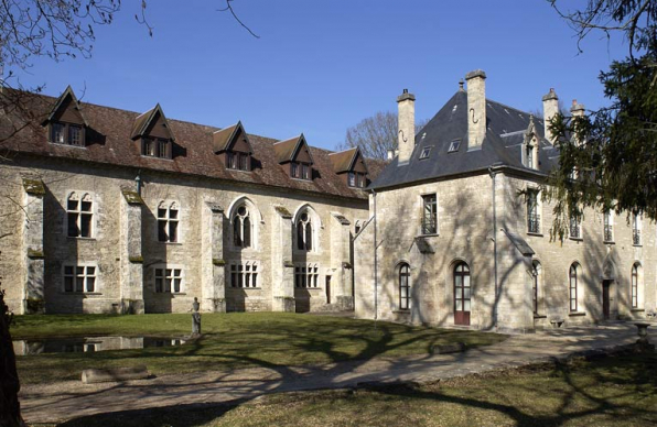 Bâtiment du réfectoire (à gauche) et partie sud de l'aile orientale, vus du sud-est. © Région Bourgogne-Franche-Comté, Inventaire du patrimoine