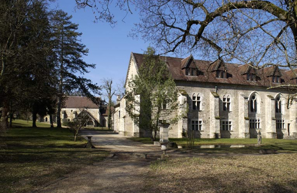 Bâtiment du réfectoire, élévation est et cellier (à l'arrière). © Région Bourgogne-Franche-Comté, Inventaire du patrimoine