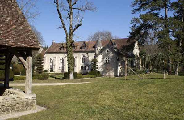 Bâtiment du réfectoire et aile en retour d'équerre, vus depuis le cellier. © Région Bourgogne-Franche-Comté, Inventaire du patrimoine