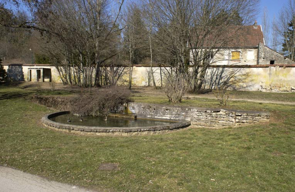 Bassin, au centre de l'ancien cloître (disparu). © Région Bourgogne-Franche-Comté, Inventaire du patrimoine Bassin, au centre de l'ancien cloître (disparu). © Région Bourgogne-Franche-Comté, Inventaire du patrimoine