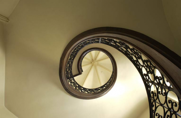Escalier en vis néo-gothique desservant la partie sud de l'aile orientale (vue prise du rez-de-chaussée). © Région Bourgogne-Franche-Comté, Inventaire du patrimoine Escalier en vis néo-gothique desservant la partie sud de l'aile orientale (vue prise du rez-de-chaussée). © Région Bourgogne-Franche-Comté, Inventaire du patrimoine