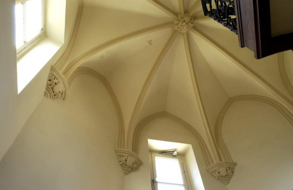Escalier en vis néo-gothique desservant la partie sud de l'aile orientale : voûte. © Région Bourgogne-Franche-Comté, Inventaire du patrimoine