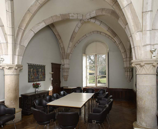 Partie sud de l'aile orientale : salle Saint-Etienne Harding, aménagée dans deux travées de l'ancienne salle des moines. © Région Bourgogne-Franche-Comté, Inventaire du patrimoine Partie sud de l'aile orientale : salle Saint-Etienne Harding, aménagée dans deux travées de l'ancienne salle des moines. © Région Bourgogne-Franche-Comté, Inventaire du patrimoine