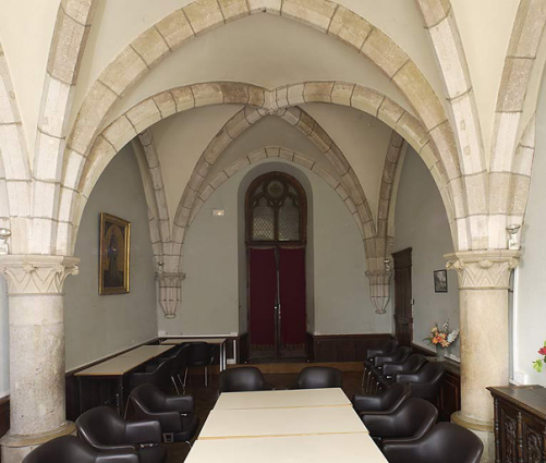 Partie sud de l'aile orientale : salle Saint-Etienne Harding, aménagée dans deux travées de l'ancienne salle des moines. © Région Bourgogne-Franche-Comté, Inventaire du patrimoine