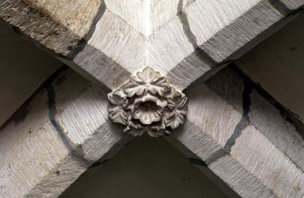 Partie sud de l'aile orientale : salle Saint-Etienne Harding, clef de voûte. © Région Bourgogne-Franche-Comté, Inventaire du patrimoine Partie sud de l'aile orientale : salle Saint-Etienne Harding, clef de voûte. © Région Bourgogne-Franche-Comté, Inventaire du patrimoine