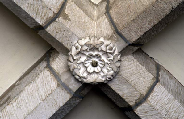 Partie sud de l'aile orientale : salle Saint-Etienne Harding, clef de voûte. © Région Bourgogne-Franche-Comté, Inventaire du patrimoine