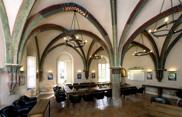 Partie sud de l'aile orientale : salle Garnier II de Sombernon aménagée dans la partie sud de l'ancienne salle des moines (vue prise depuis l'angle nord-est). © Région Bourgogne-Franche-Comté, Inventaire du patrimoine