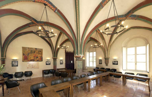 Partie sud de l'aile orientale : salle Garnier II de Sombernon aménagée dans la partie sud de l'ancienne salle des moines (vue prise depuis l'angle sud-ouest). © Région Bourgogne-Franche-Comté, Inventaire du patrimoine