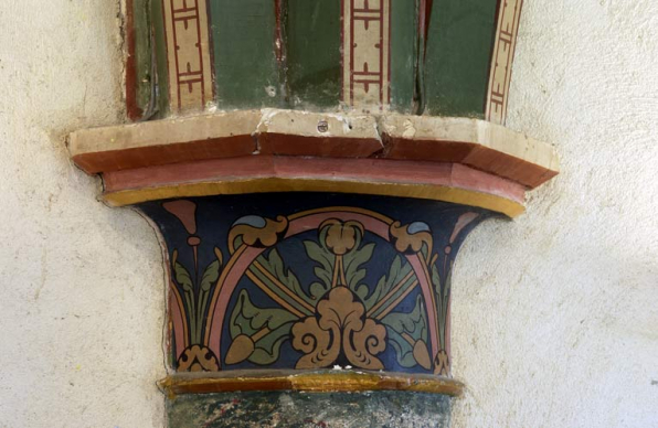 Partie sud de l'aile orientale : salle Garnier II de Sombernon, chapiteau à décor peint. © Région Bourgogne-Franche-Comté, Inventaire du patrimoine Partie sud de l'aile orientale : salle Garnier II de Sombernon, chapiteau à décor peint. © Région Bourgogne-Franche-Comté, Inventaire du patrimoine