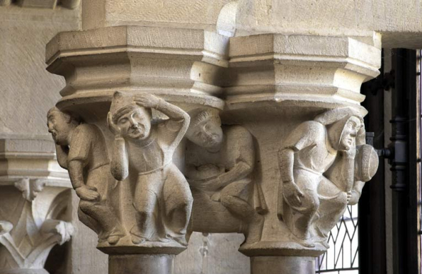 Bâtiment du réfectoire : réfectoire néo-gothique, chapiteaux historiés (devant la fenêtre sud-ouest), beuverie. © Région Bourgogne-Franche-Comté, Inventaire du patrimoine