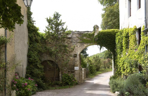 Vestige de la porterie ouest : porte cochère et porte piétonne murée (face est). © Région Bourgogne-Franche-Comté, Inventaire du patrimoine
