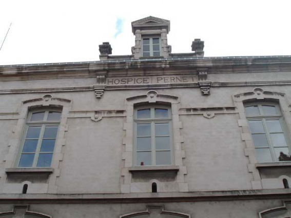 Vue de détail de la façade postérieure, étage carré, inscription HOSPICE PERNET. © Région Bourgogne-Franche-Comté, Inventaire du patrimoine