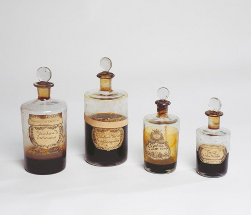 Vue de 4 bouteilles. © Région Bourgogne-Franche-Comté, Inventaire du patrimoine