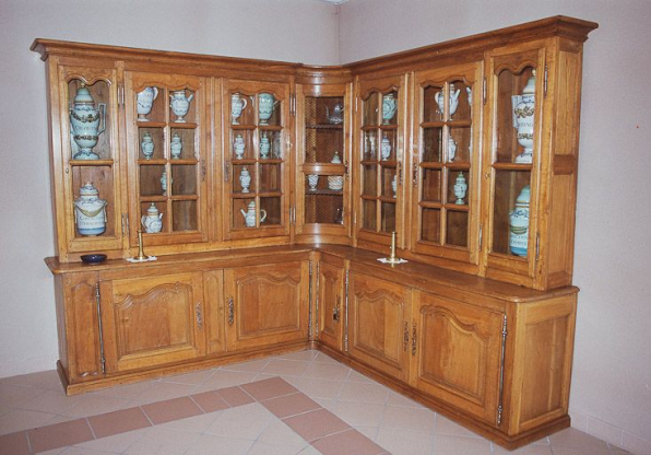 Vue d'ensemble du meuble en angle. © Région Bourgogne-Franche-Comté, Inventaire du patrimoine