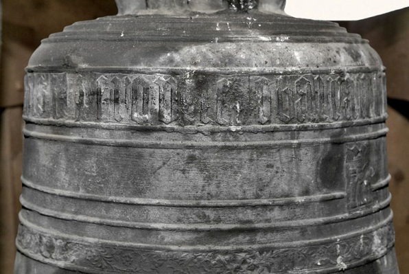 Détail du vase supérieur. © Région Bourgogne-Franche-Comté, Inventaire du patrimoine