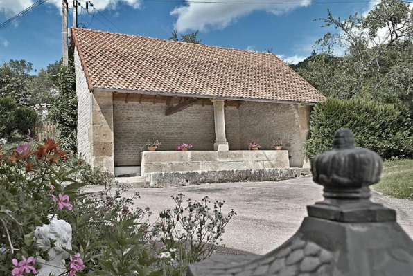 Vue extérieure du lavoir. © Région Bourgogne-Franche-Comté, Inventaire du patrimoine