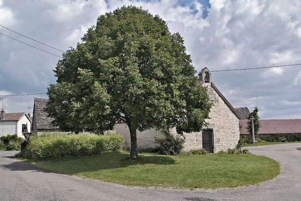 Vue d'ensemble de la chapelle et du lavoir. © Région Bourgogne-Franche-Comté, Inventaire du patrimoine