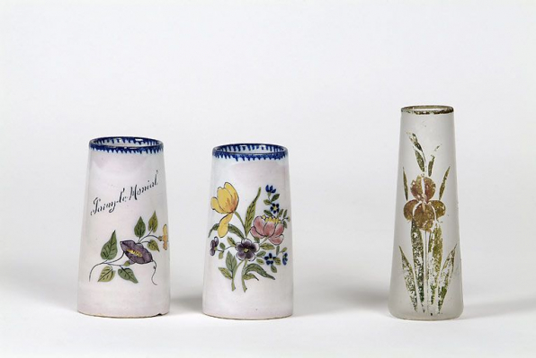 Ensemble de trois vases à fleurs. © Région Bourgogne-Franche-Comté, Inventaire du patrimoine