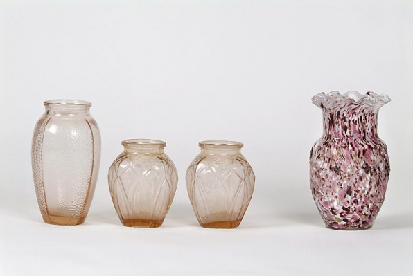Ensemble de quatre vases à fleurs. © Région Bourgogne-Franche-Comté, Inventaire du patrimoine