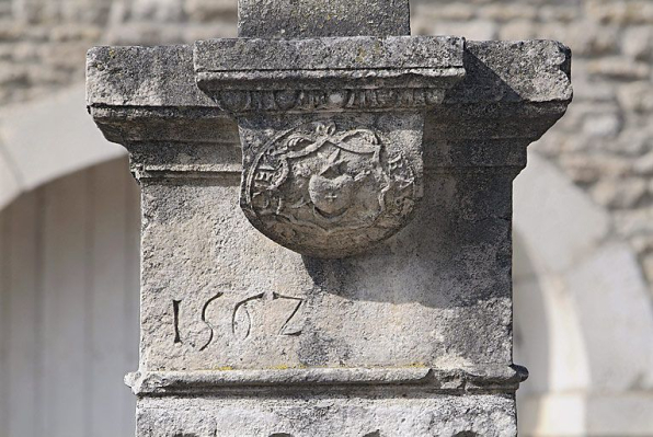 Détail : écu du piédestal. © Région Bourgogne-Franche-Comté, Inventaire du patrimoine