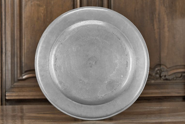 Vue d'ensemble du revers du plat n° 02/00373 dressé. © Région Bourgogne-Franche-Comté, Inventaire du patrimoine