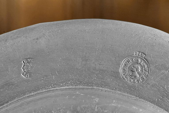 Assiette n° 02/00350 : détail des poinçons du revers. © Région Bourgogne-Franche-Comté, Inventaire du patrimoine