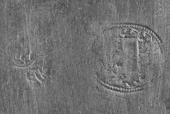 Assiette n° 02/00351 : détail des poinçons du revers. © Région Bourgogne-Franche-Comté, Inventaire du patrimoine