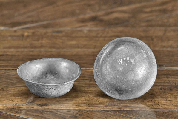 Vue d'ensemble des 2 petites écuelles n° 02/00364, 1 et 2. © Région Bourgogne-Franche-Comté, Inventaire du patrimoine