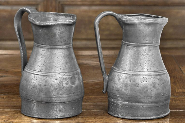 Vue d'ensemble des brocs à vin n° 02/00663, 1 et 2. © Région Bourgogne-Franche-Comté, Inventaire du patrimoine