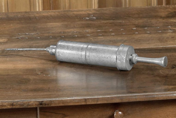 Vue d'ensemble de la seringue n° 02/01245. © Région Bourgogne-Franche-Comté, Inventaire du patrimoine