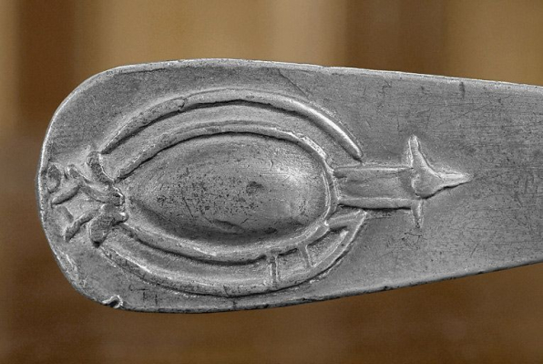 Cuiller à médicament n° 02/01189 : décor de la spatule du manche. © Région Bourgogne-Franche-Comté, Inventaire du patrimoine