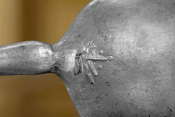 Cuiller à médicament n° 02/01189 : décor du bouton du cuilleron. © Région Bourgogne-Franche-Comté, Inventaire du patrimoine