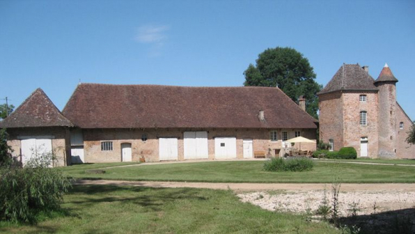 Vue d'ensemble de la façade du bâtiment des dépendances. © Région Bourgogne-Franche-Comté, Inventaire du patrimoine