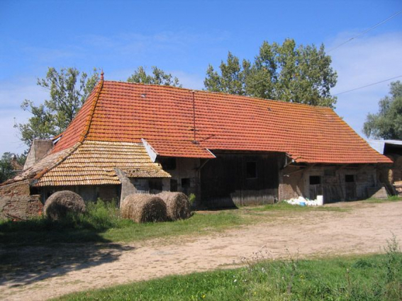 Vue d'ensemble de la façade du bâtiment des dépendances. © Région Bourgogne-Franche-Comté, Inventaire du patrimoine