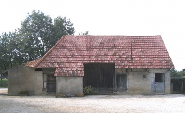 Vue d'ensemble de la façade du bâtiment des dépendances. © Région Bourgogne-Franche-Comté, Inventaire du patrimoine