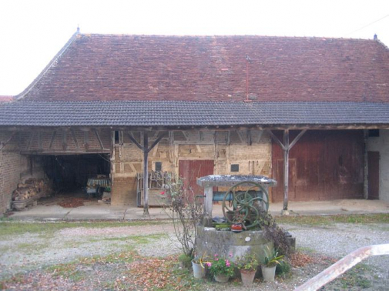 Vue d'ensemble de la façade du bâtiment des dépendances. © Région Bourgogne-Franche-Comté, Inventaire du patrimoine