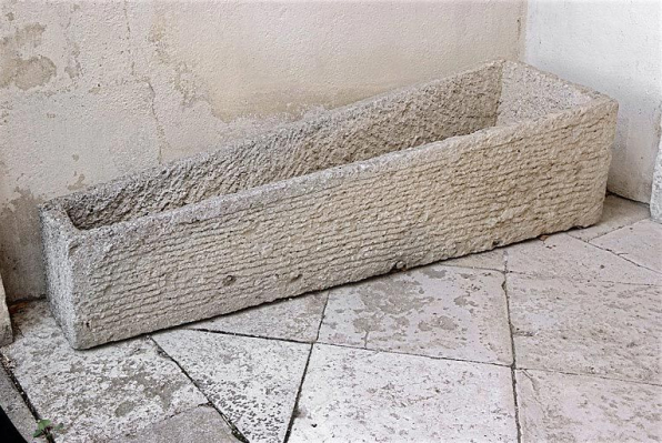 Vue d'ensemble du sarcophage gauche. © Région Bourgogne-Franche-Comté, Inventaire du patrimoine