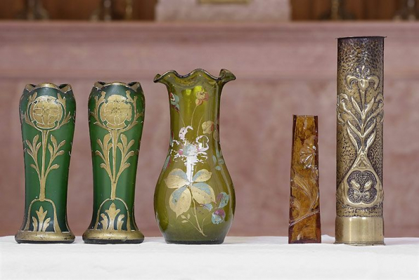 Ensemble de quatre vases en verre et d'un vase obus. © Région Bourgogne-Franche-Comté, Inventaire du patrimoine