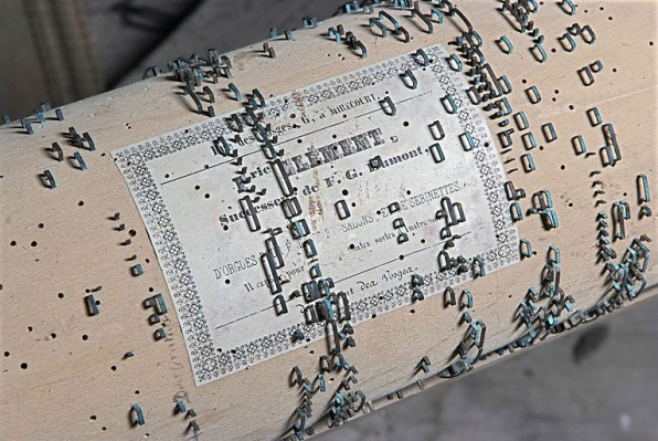 Détail du cylindre : étiquette du facteur d'orgues. © Région Bourgogne-Franche-Comté, Inventaire du patrimoine