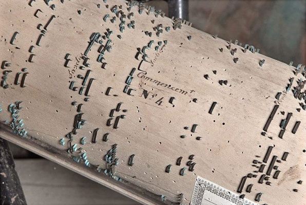 Détail du cylindre : inscriptions donnant le titre des pièces. © Région Bourgogne-Franche-Comté, Inventaire du patrimoine