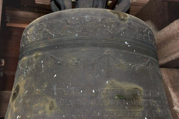 Détail : frises du vase supérieur et début de l'inscription. © Région Bourgogne-Franche-Comté, Inventaire du patrimoine