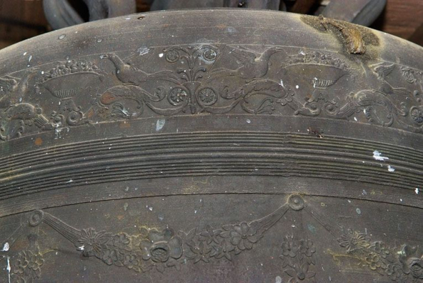 Détail : frises du vase supérieur. © Région Bourgogne-Franche-Comté, Inventaire du patrimoine